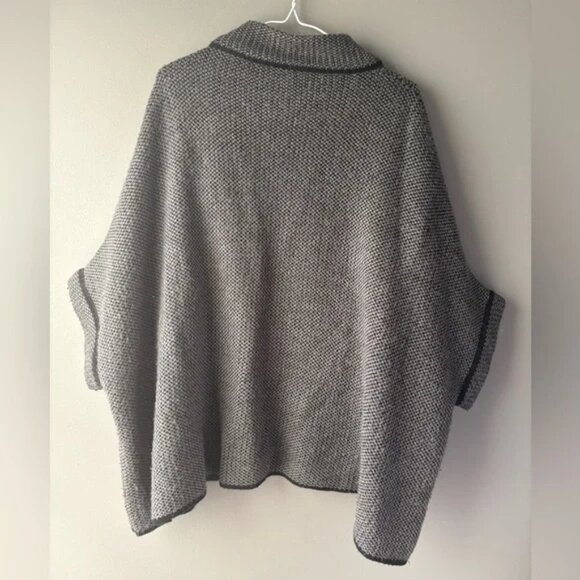 Women Sweater Knit Cape with Gold Buckle Fashion Jacket Shawl Poncho size M - Picture 3 of 7